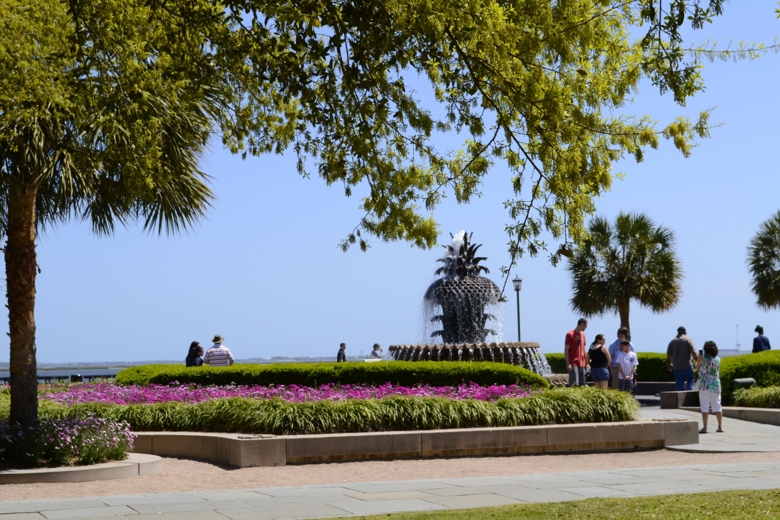 pineapple-fountain-charleston-sc-by-the-waterfront-2023-11-27-05-02-26-utc