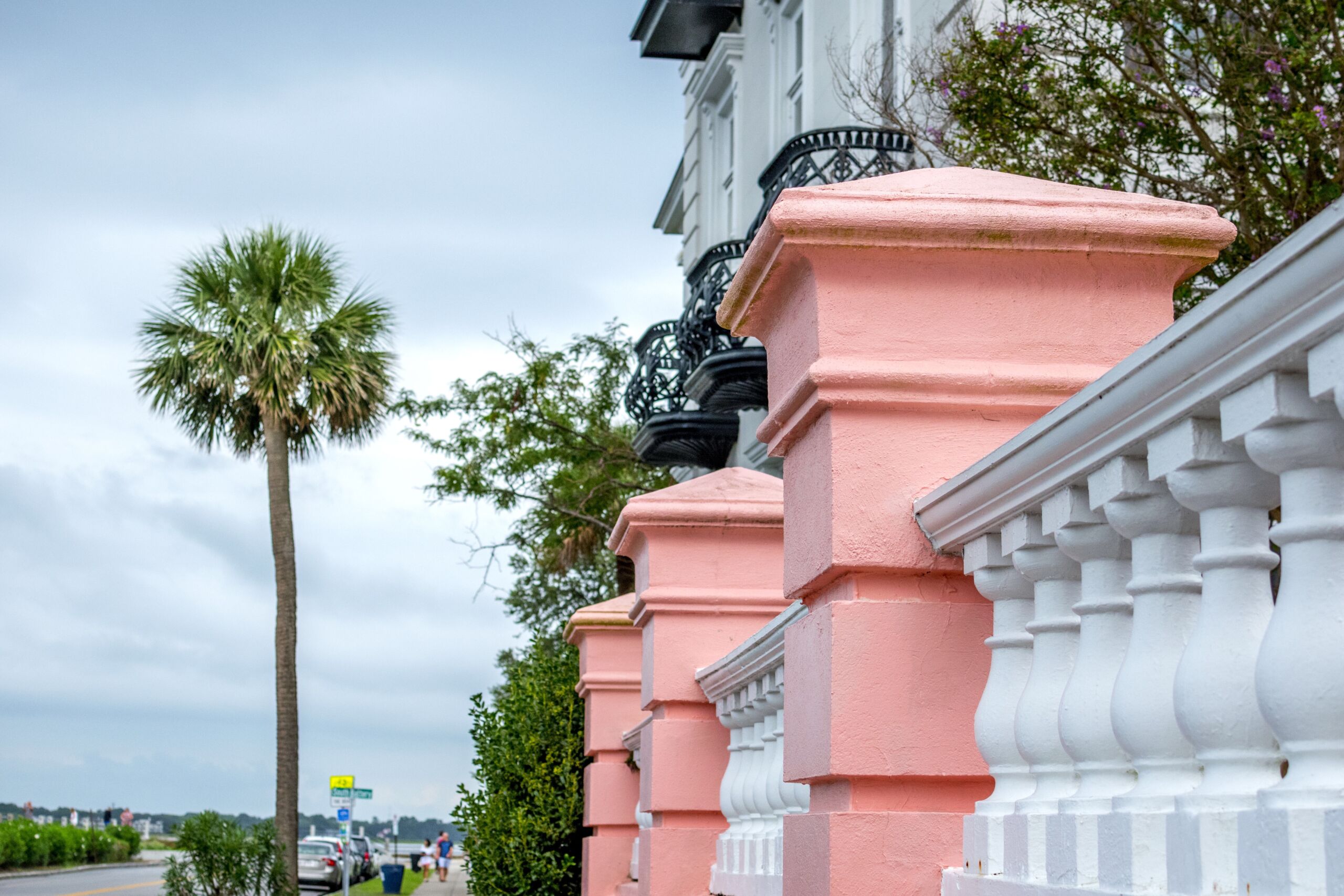 southern-architecture-of-charleston-south-carolin-2023-11-27-05-30-49-utc