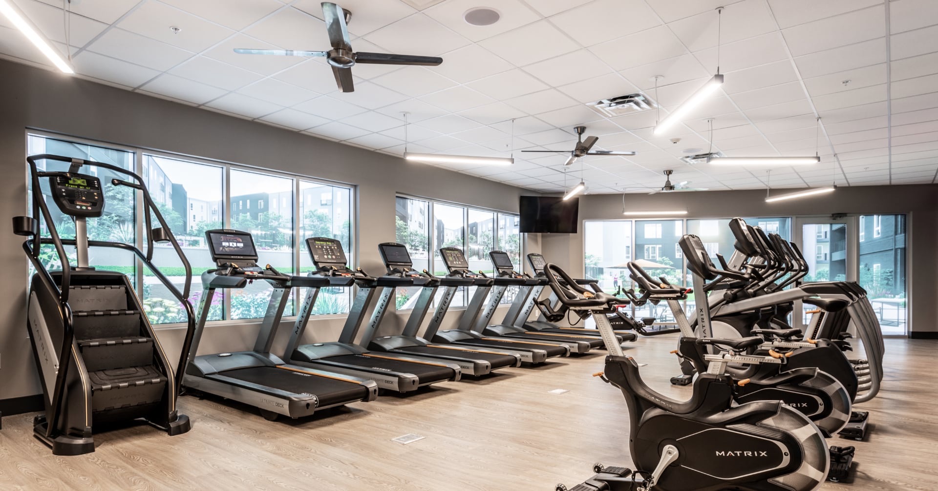 17 – Fitness cardio reverse view